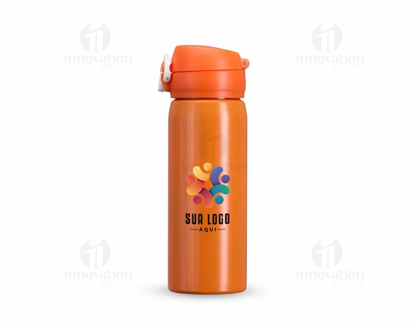Garrafa de aço inoxidável de 500ml, na cor prata, com tampa rosqueável e alça para transporte.