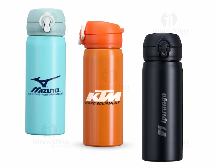 Garrafa de aço inoxidável de 500ml, na cor prata, com tampa rosqueável e alça para transporte.