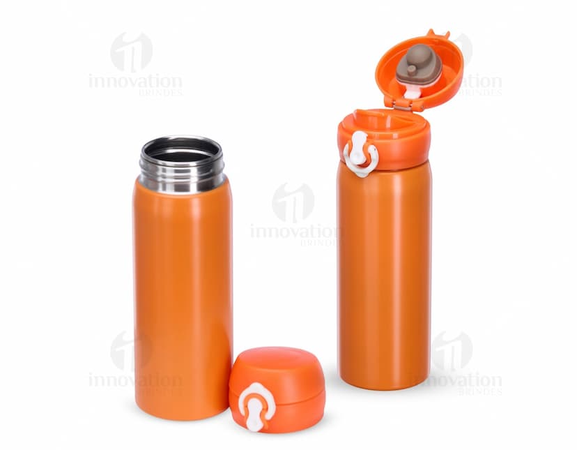 Garrafa de aço inoxidável de 500ml, na cor prata, com tampa rosqueável e alça para transporte.