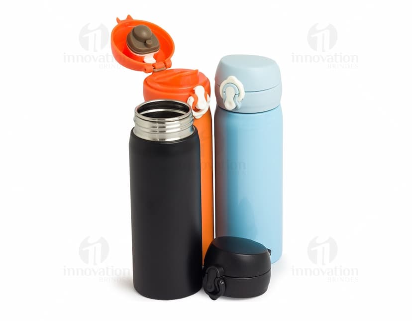 Garrafa de aço inoxidável de 500ml, na cor prata, com tampa rosqueável e alça para transporte.