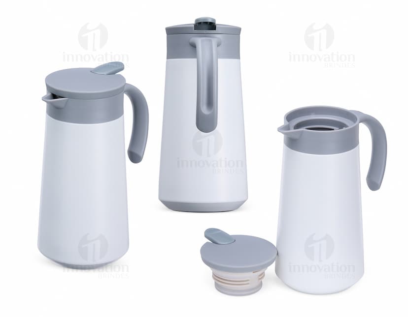 Garrafa térmica de 800ml em aço inoxidável com tampa e alça na cor prata.