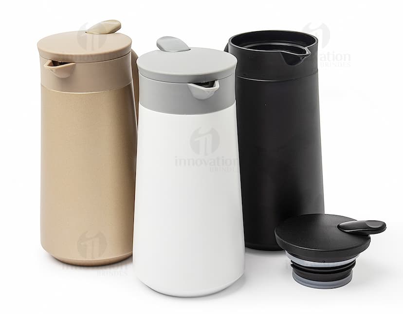 Garrafa térmica de 800ml em aço inoxidável com tampa e alça na cor prata.