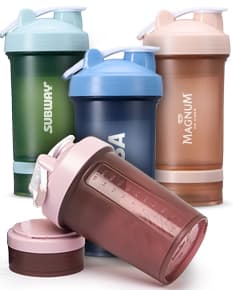 Coqueteleira Plástica 500ml transparente com tampa preta em fundo branco.