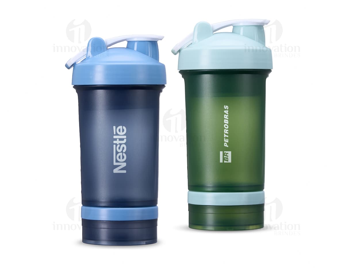 Coqueteleira Plástica 500ml transparente com tampa preta em fundo branco.