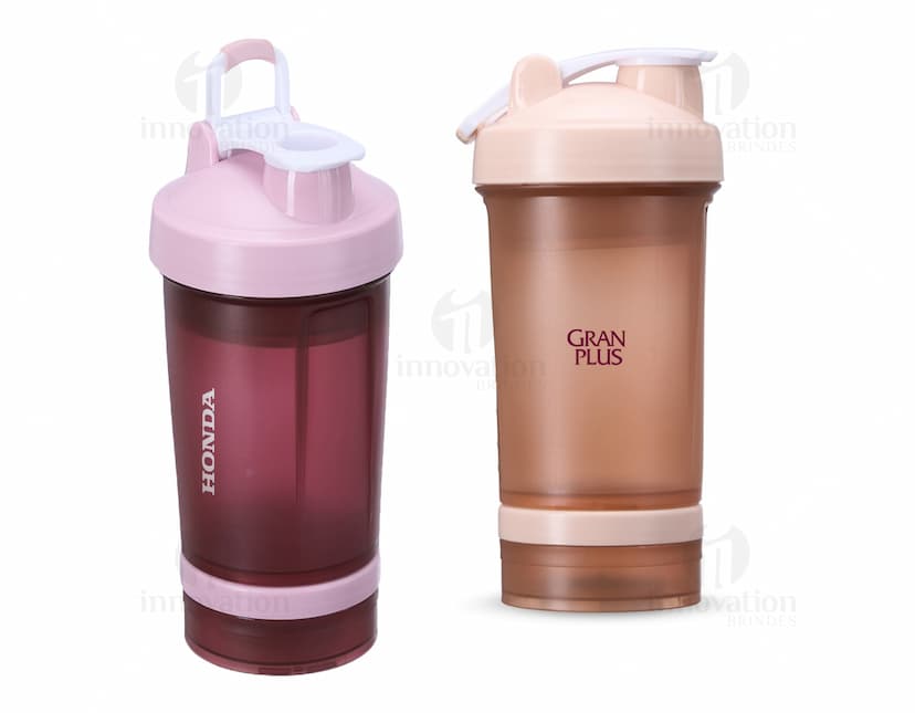 Coqueteleira Plástica 500ml transparente com tampa preta em fundo branco.