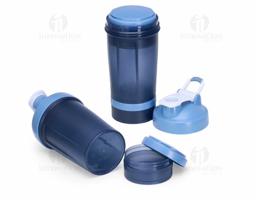 Coqueteleira Plástica 500ml transparente com tampa preta em fundo branco.