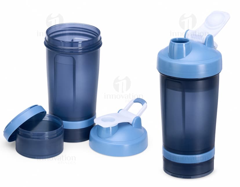 Coqueteleira Plástica 500ml transparente com tampa preta em fundo branco.