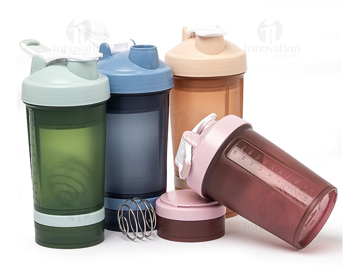Coqueteleira Plástica 500ml transparente com tampa preta em fundo branco.