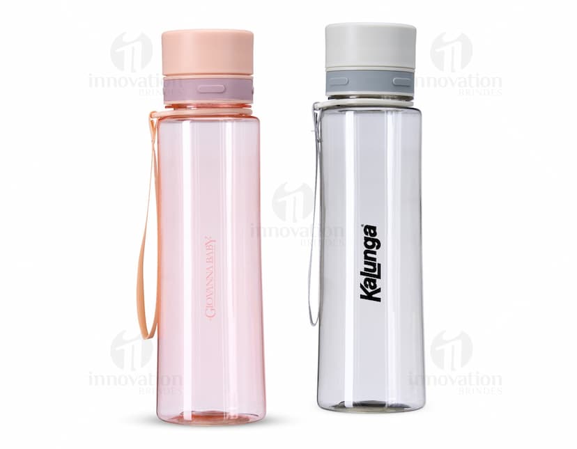 Garrafa Plástica 780ml transparente com tampa rosqueável.