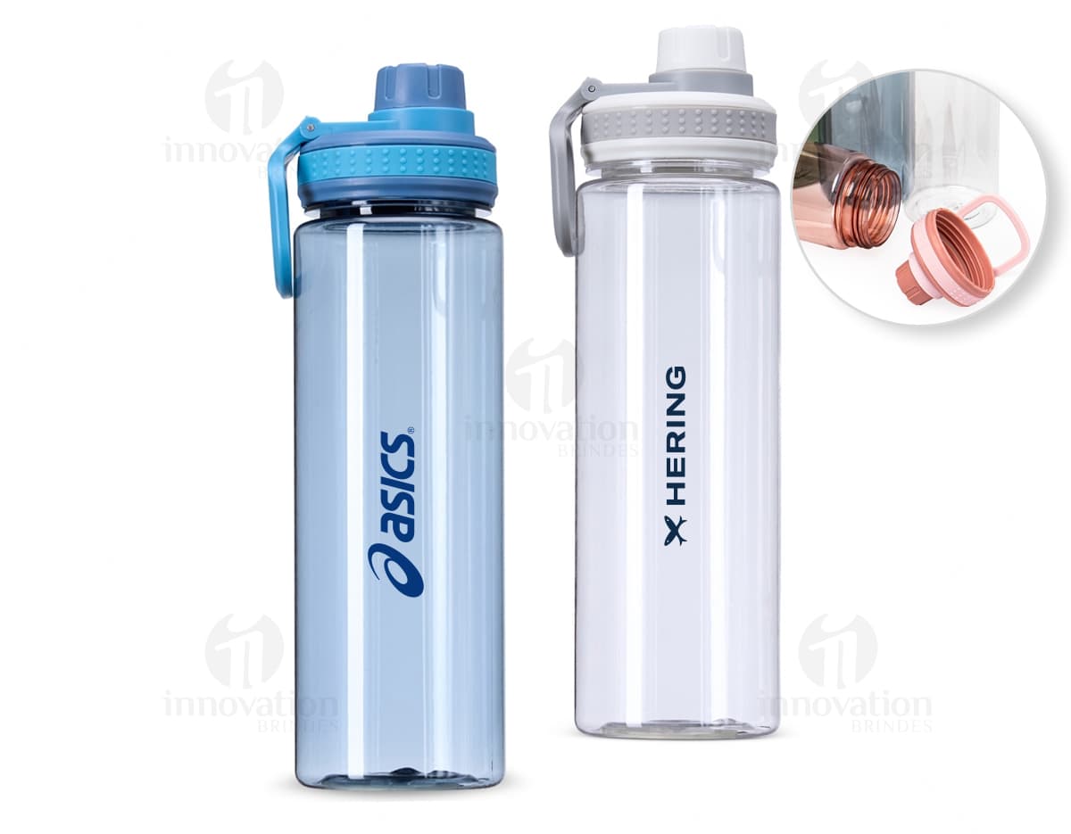 Garrafa plástica de 750ml de cor transparente, com tampa de rosca na cor azul.