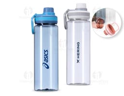 Garrafa plástica de 750ml de cor transparente, com tampa de rosca na cor azul.