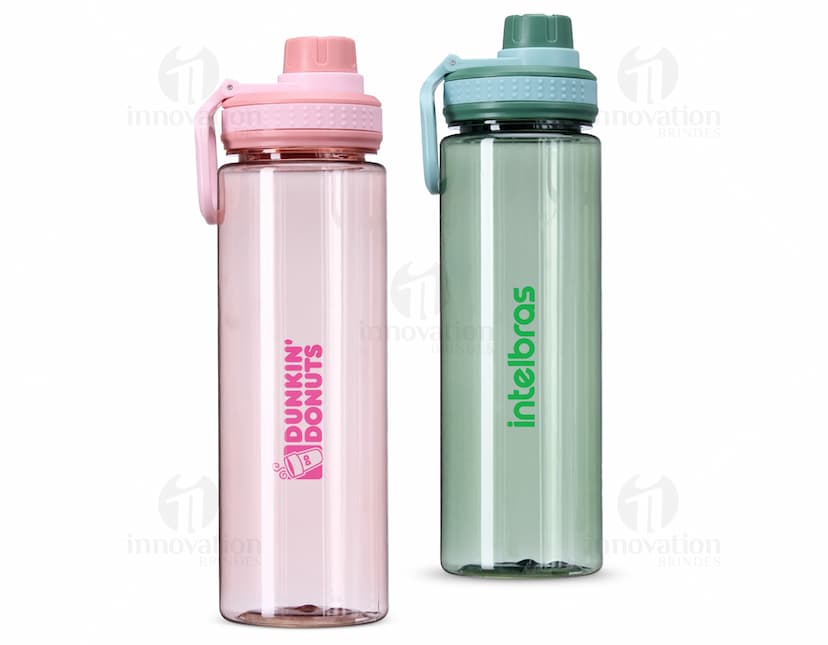 Garrafa plástica de 750ml de cor transparente, com tampa de rosca na cor azul.
