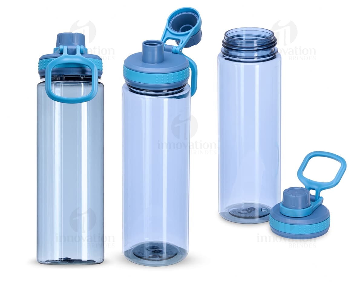 Garrafa plástica de 750ml de cor transparente, com tampa de rosca na cor azul.