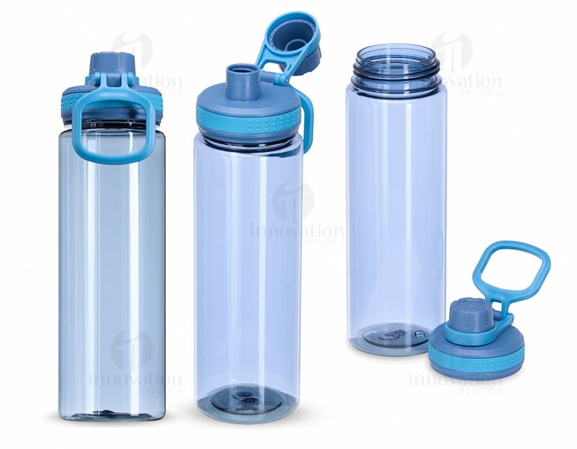 Garrafa plástica de 750ml de cor transparente, com tampa de rosca na cor azul.