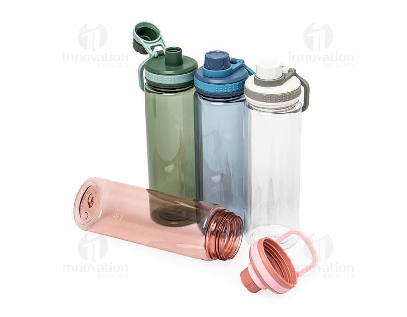 Garrafa plástica de 750ml de cor transparente, com tampa de rosca na cor azul.