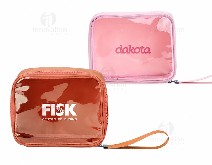 Nécessaire Nylon preta com zíper e alça lateral, ideal para armazenar itens de higiene pessoal e maquiagem.