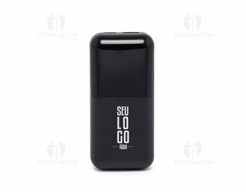 Power Bank 6.000 mAH com duas saídas, na cor preta, com indicador de bateria, cabo USB incluído e compatível com diversos dispositivos eletrônicos.