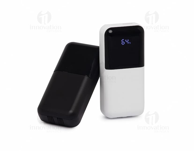 Power Bank 6.000 mAH com duas saídas, na cor preta, com indicador de bateria, cabo USB incluído e compatível com diversos dispositivos eletrônicos.