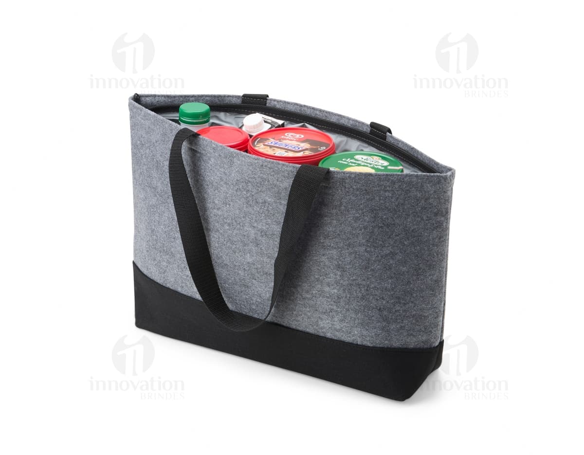 Bolsa térmica 13 litros nas cores azul e cinza, com alça ajustável e fecho em zíper.