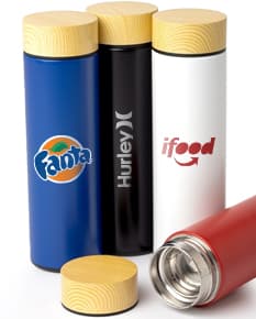 Garrafa térmica de 450ml em aço inoxidável, com tampa rosqueável e alça para transporte. Cor predominante: prata.