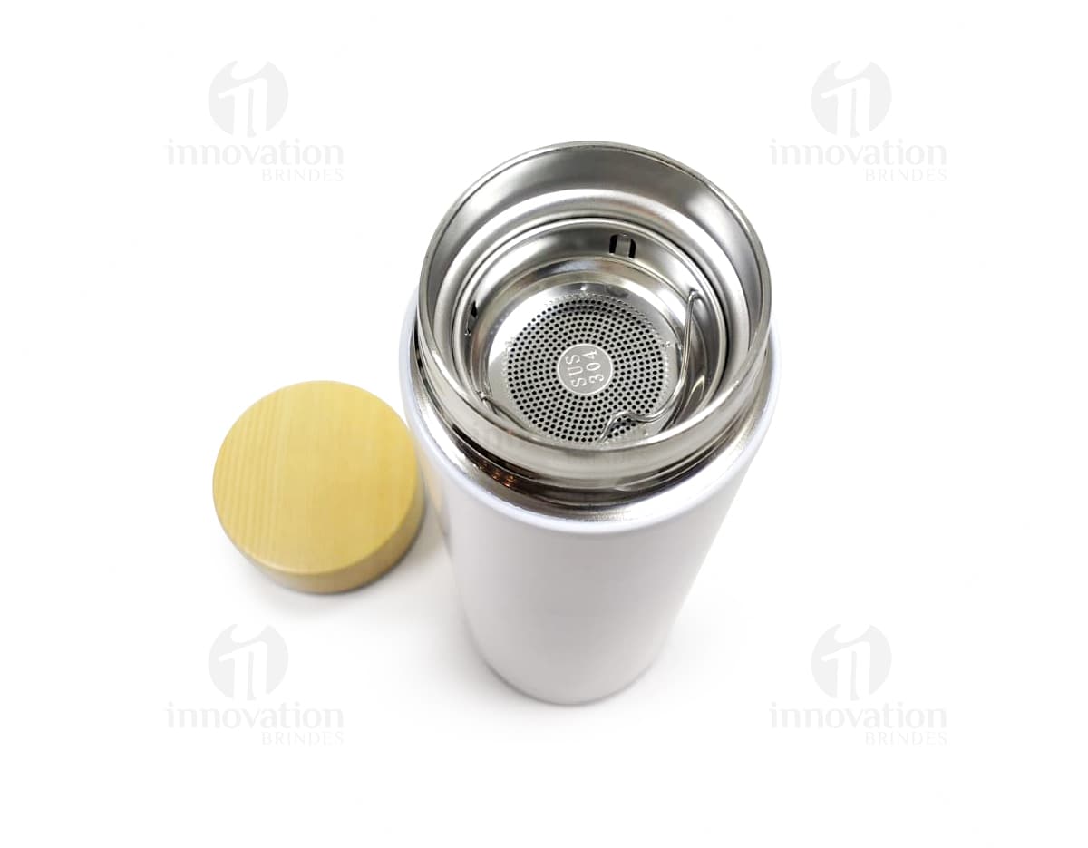 Garrafa térmica de 450ml em aço inoxidável, com tampa rosqueável e alça para transporte. Cor predominante: prata.