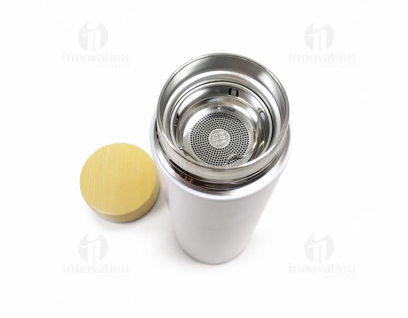 Garrafa térmica de 450ml em aço inoxidável, com tampa rosqueável e alça para transporte. Cor predominante: prata.