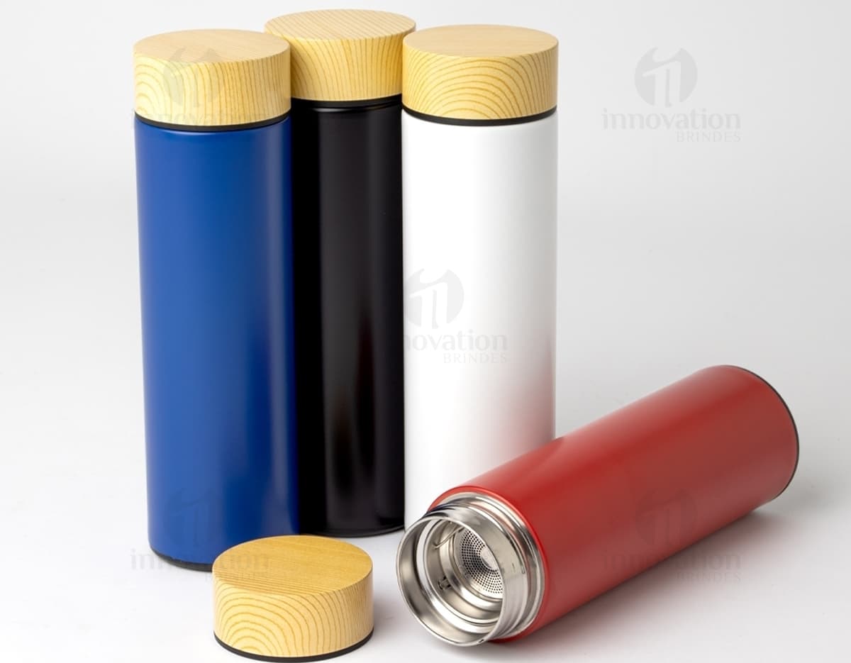 Garrafa térmica de 450ml em aço inoxidável, com tampa rosqueável e alça para transporte. Cor predominante: prata.