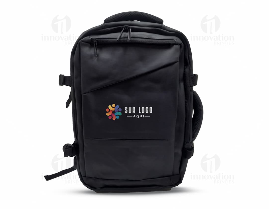 Mochila feminina na cor rosa com detalhes em dourado, feita de couro sintético, possui alças ajustáveis e bolso frontal com zíper.