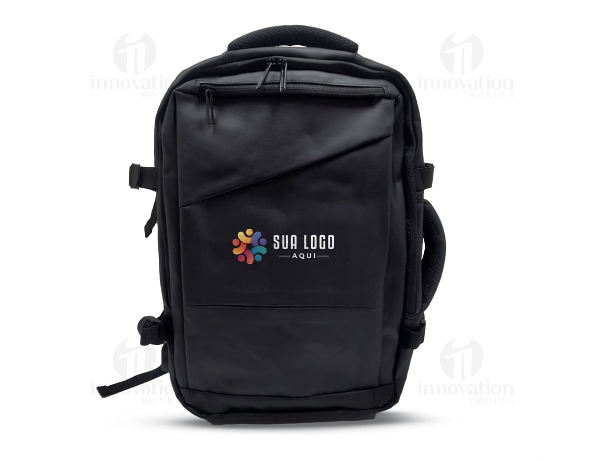 Mochila feminina na cor rosa com detalhes em dourado, feita de couro sintético, possui alças ajustáveis e bolso frontal com zíper.