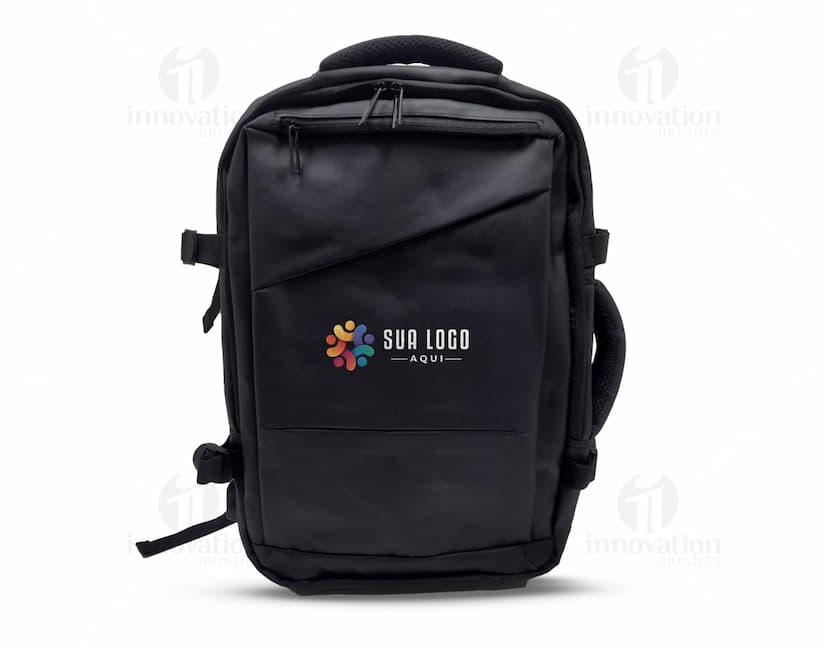 Mochila feminina na cor rosa com detalhes em dourado, feita de couro sintético, possui alças ajustáveis e bolso frontal com zíper.