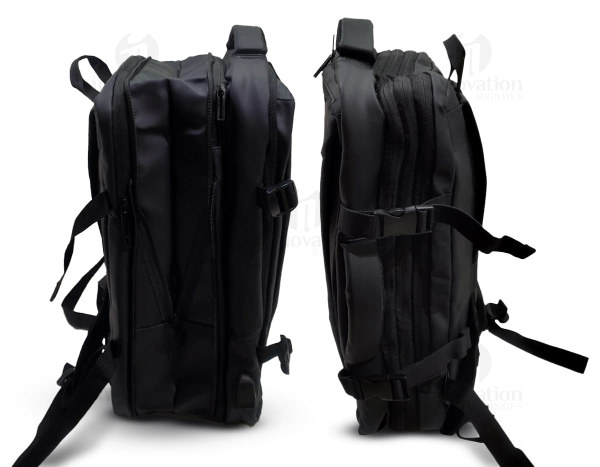 Mochila feminina na cor rosa com detalhes em dourado, feita de couro sintético, possui alças ajustáveis e bolso frontal com zíper.