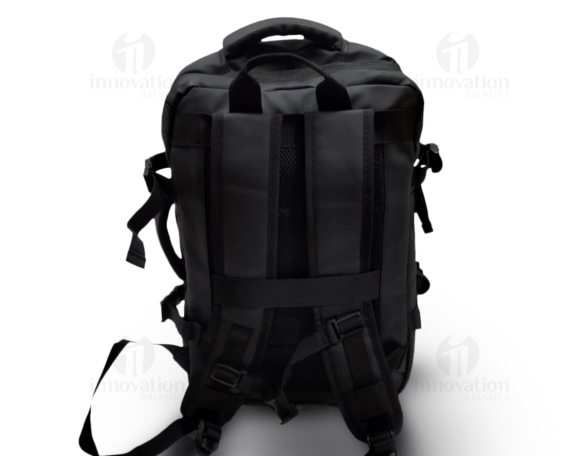 Mochila feminina na cor rosa com detalhes em dourado, feita de couro sintético, possui alças ajustáveis e bolso frontal com zíper.