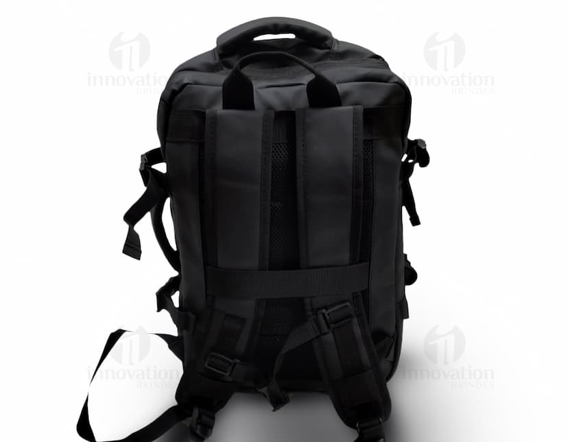 Mochila feminina na cor rosa com detalhes em dourado, feita de couro sintético, possui alças ajustáveis e bolso frontal com zíper.