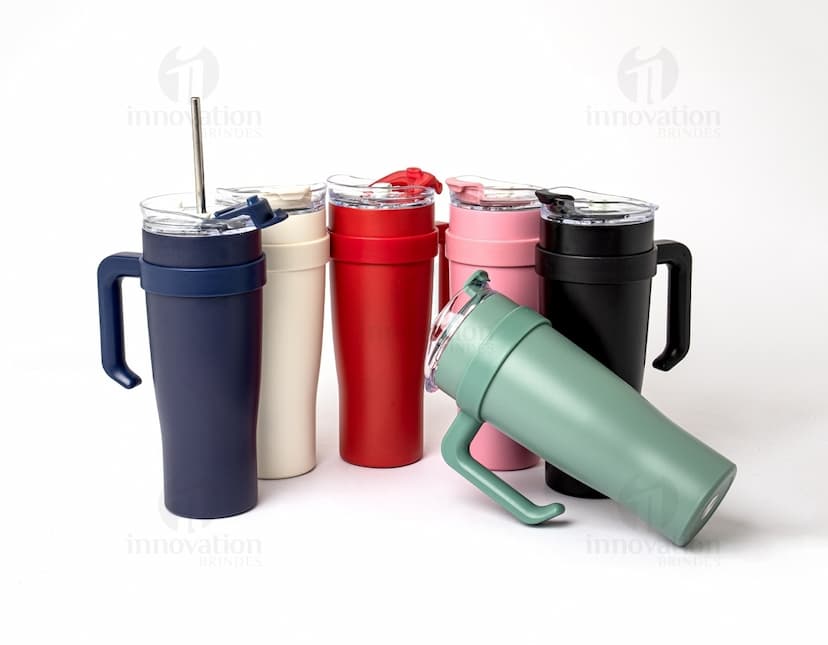 Caneca térmica de 1,2 litros na cor preta, feita de aço inoxidável, com tampa rosqueável e alça para segurar.