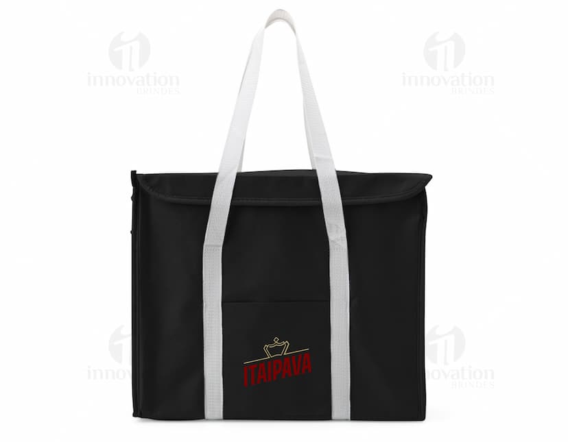 Bolsa Térmica 34 Litros de cor azul, com alça ajustável e fecho em zíper. Ideal para manter alimentos e bebidas refrigerados por longos períodos.