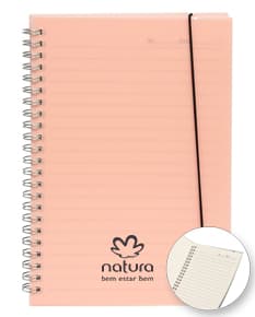 Produto: Caderno A5 Plástico. Cor rosa com capa plástica, tamanho A5 e folhas pautadas.