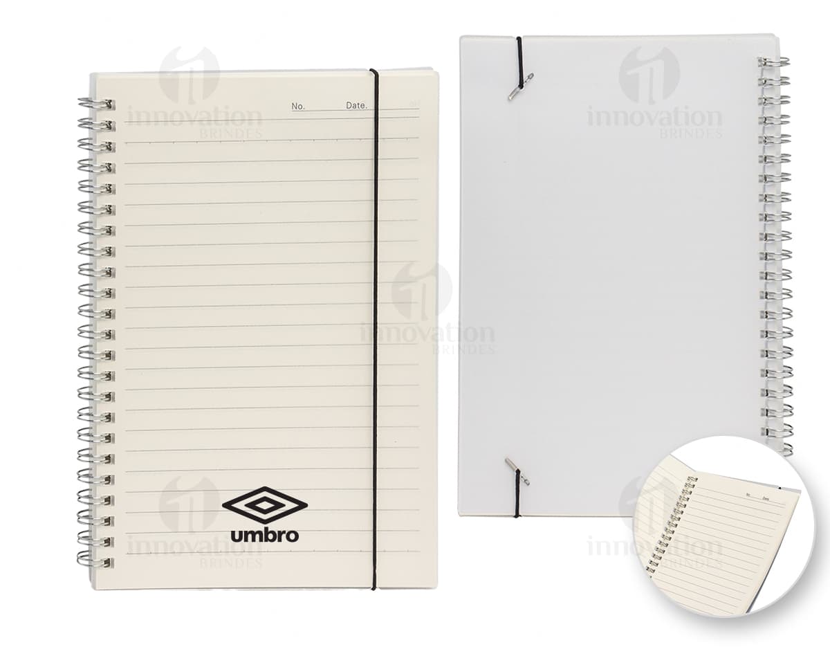 Produto: Caderno A5 Plástico. Cor rosa com capa plástica, tamanho A5 e folhas pautadas.