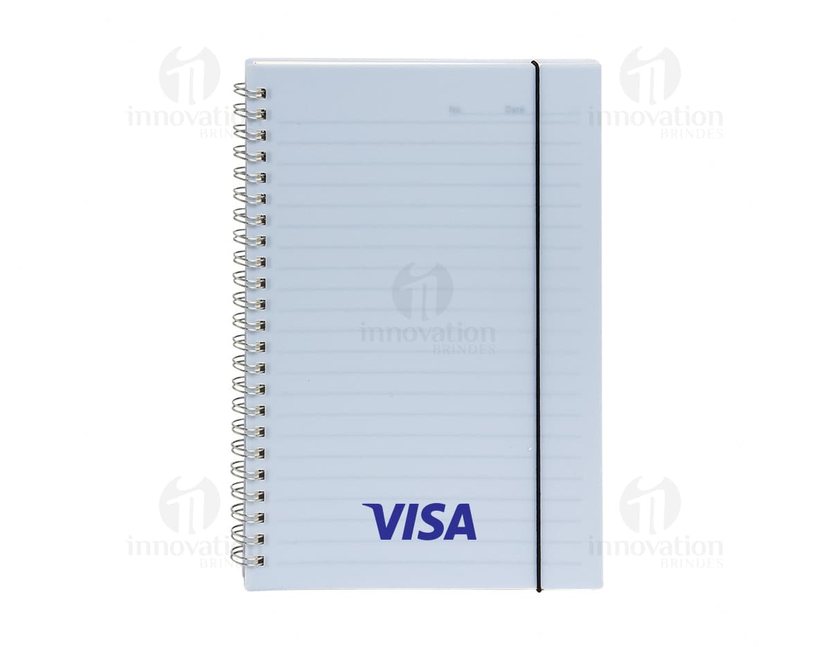 Produto: Caderno A5 Plástico. Cor rosa com capa plástica, tamanho A5 e folhas pautadas.