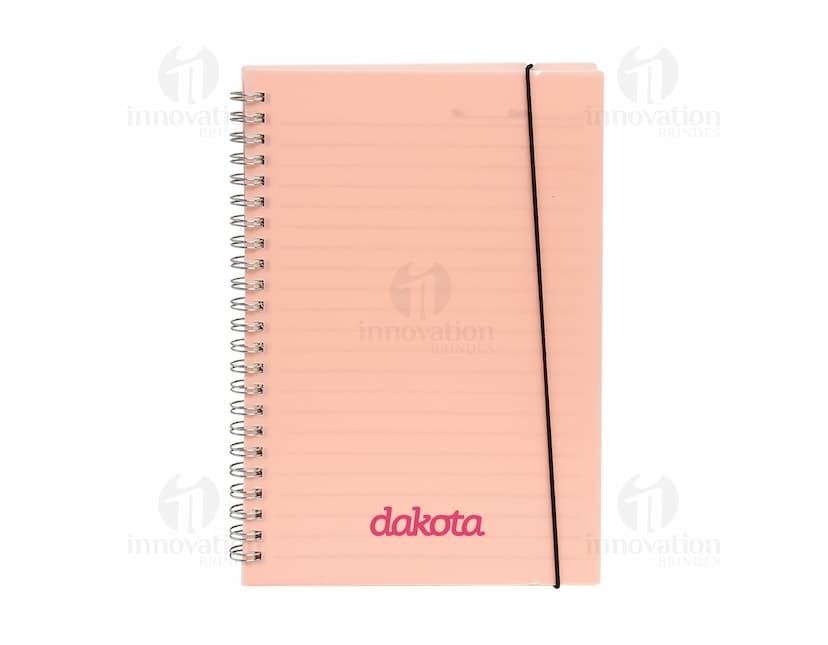 Produto: Caderno A5 Plástico. Cor rosa com capa plástica, tamanho A5 e folhas pautadas.