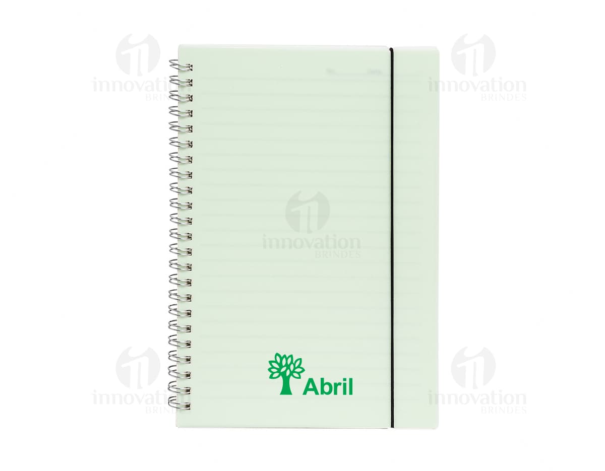 Produto: Caderno A5 Plástico. Cor rosa com capa plástica, tamanho A5 e folhas pautadas.