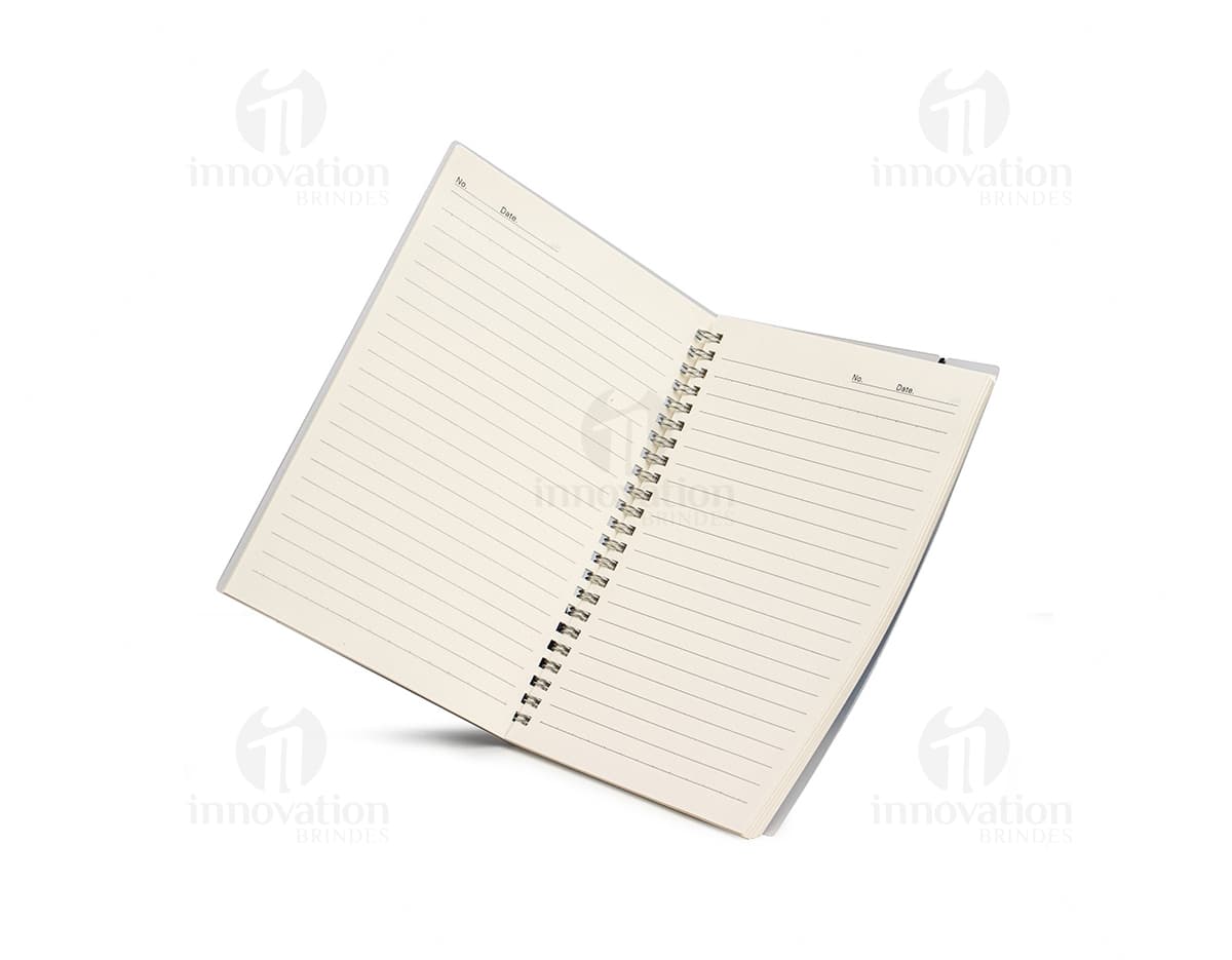 Produto: Caderno A5 Plástico. Cor rosa com capa plástica, tamanho A5 e folhas pautadas.