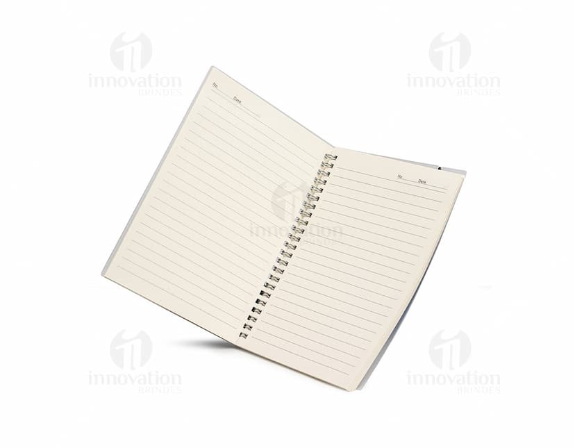 Produto: Caderno A5 Plástico. Cor rosa com capa plástica, tamanho A5 e folhas pautadas.
