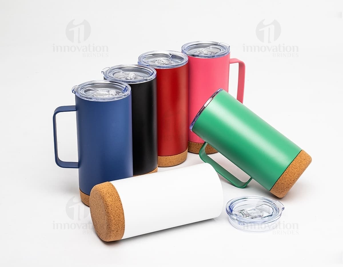 Caneca térmica de 500ml com revestimento de cortiça.