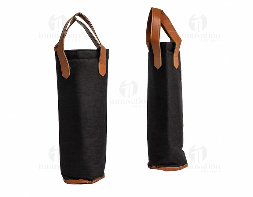 Porta Garrafa Térmica de cor preta, feito de material resistente com design moderno e alça para transporte.