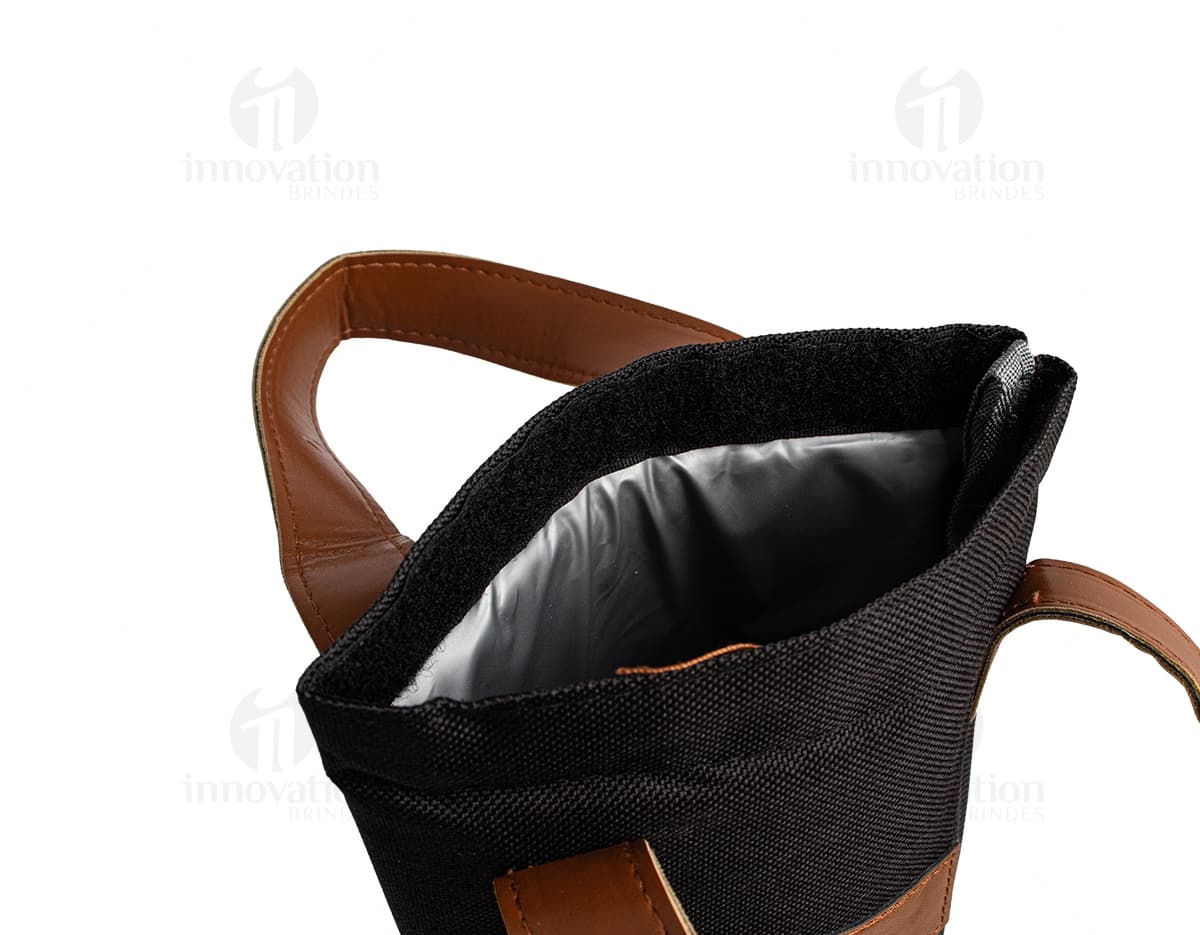 Porta Garrafa Térmica de cor preta, feito de material resistente com design moderno e alça para transporte.