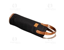 Porta Garrafa Térmica de cor preta, feito de material resistente com design moderno e alça para transporte.