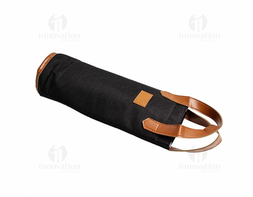 Porta Garrafa Térmica de cor preta, feito de material resistente com design moderno e alça para transporte.