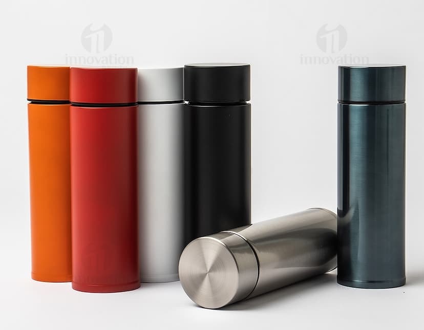Garrafa térmica em inox de 320ml em destaque. Cor prateada, design elegante e tampa rosqueável. Ideal para manter a temperatura de líquidos por horas.