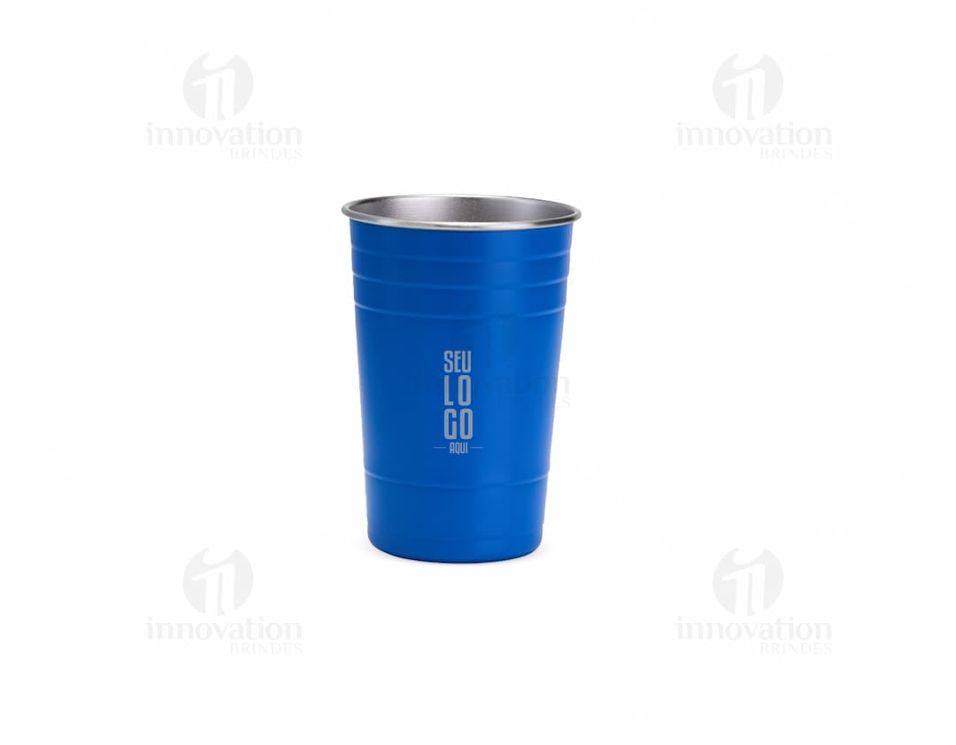 Copo de inox com capacidade para 480ml.