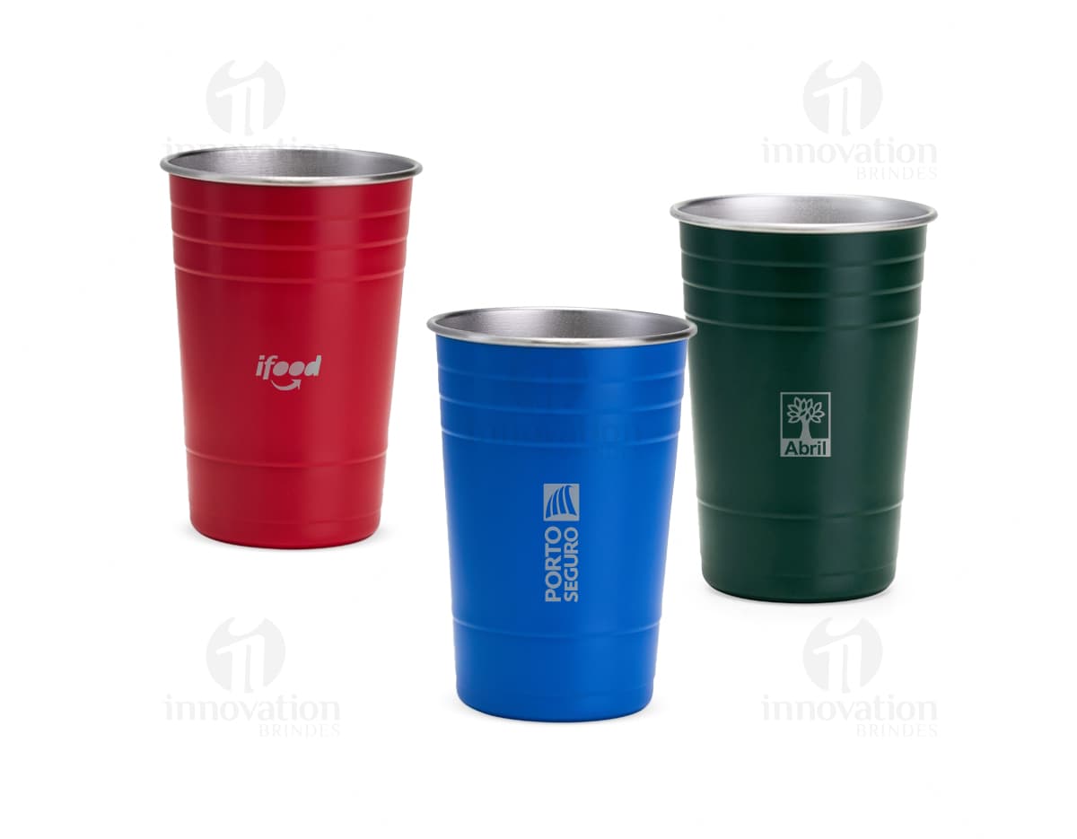 Copo de inox com capacidade para 480ml.